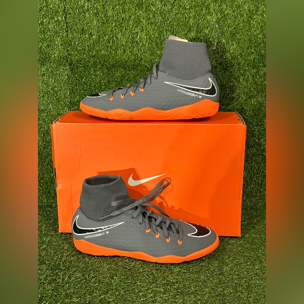NIKE PHANTOMX III ACADEMY INDOOR SOCCER SHOES, SIZE 6 MENS, DARK GREY/ORANGE/WTE